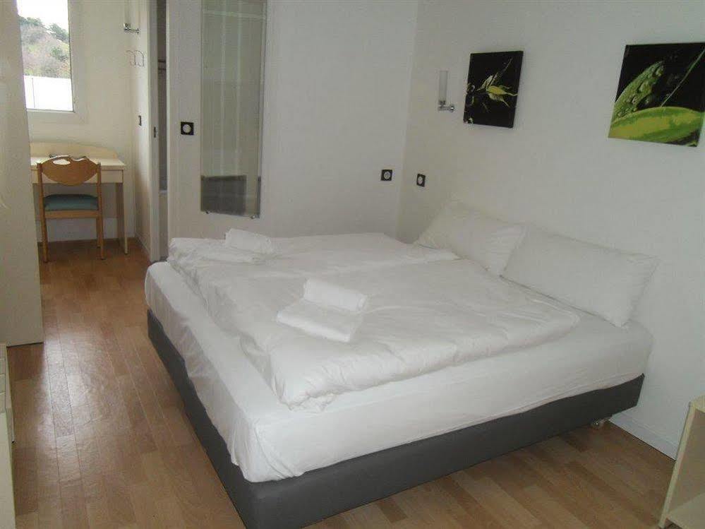 Hotel L'Amandier Nanterre Eksteriør billede