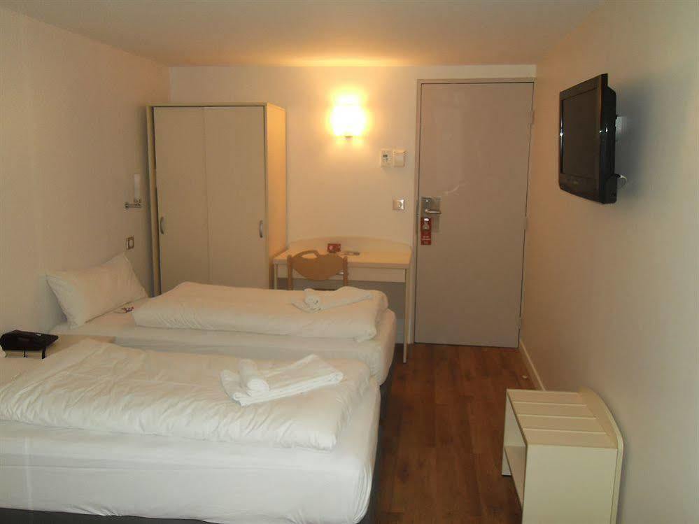 Hotel L'Amandier Nanterre Eksteriør billede